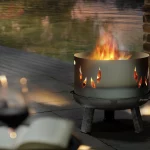 Feuerschale mit Aufsatz in gemütlicher Atmosphäre