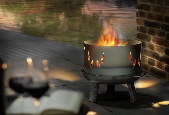 Feuerschale mit Aufsatz in gemütlicher Atmosphäre