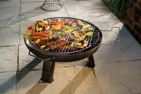 Grillrost mit Gemüse und Fleisch