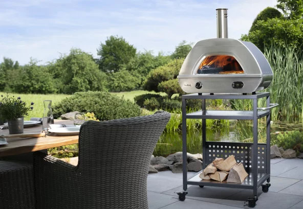 Pizzaofen X1 auf der Terrasse