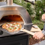 Pizzaofen X1 mit Pizza und Zubehör