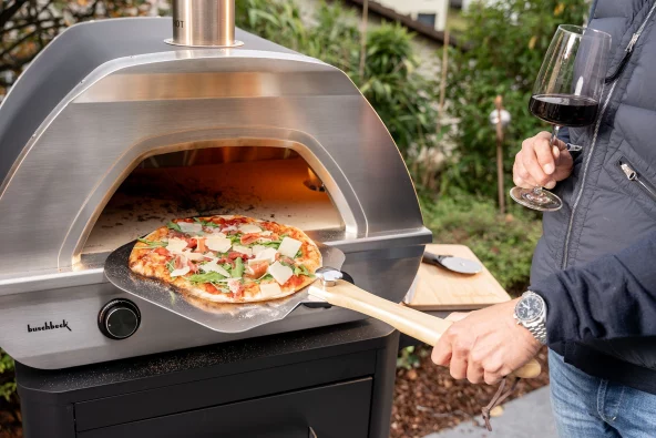 Pizzaofen X1 mit Pizza und Zubehör