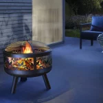 Feuerstelle Leaves im abendlichen Setting auf einer Terrasse