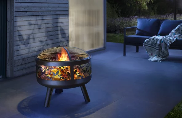 Feuerstelle Leaves im abendlichen Setting auf einer Terrasse