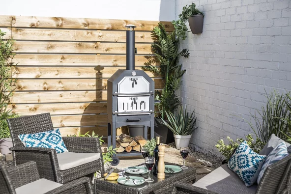 Pizzaofen auf einer stilvollen Terrasse
