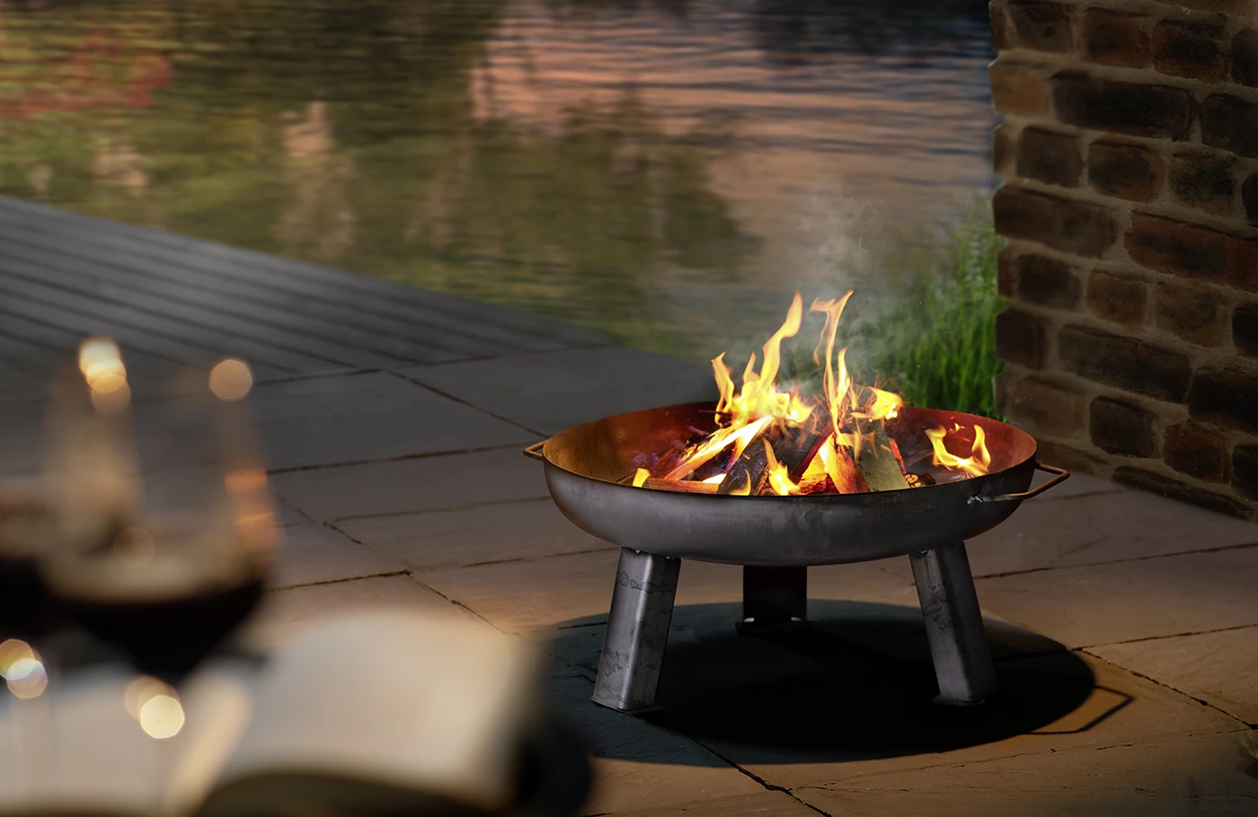 rustikale Feuerstelle in romantischem Setting