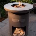 Planchagrill mit Feuer und Holz in der Ablage