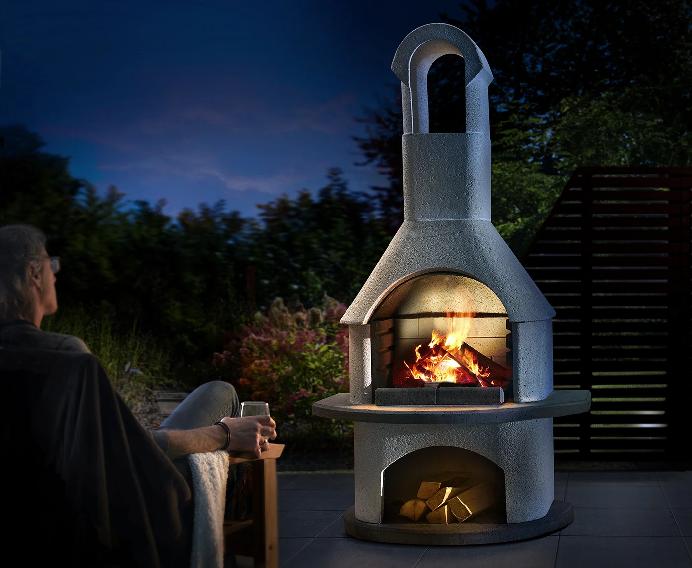 Gartengrillkamin im Abendlicht