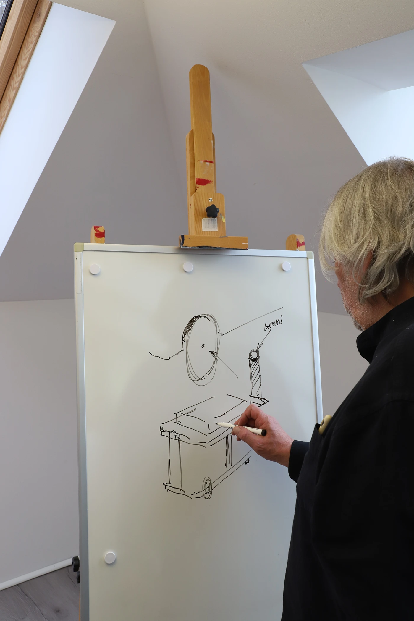 Produktdesigner Michael Grebe skizziert den Gasgrill P1000