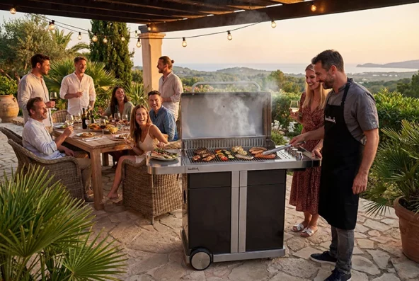 eine Freundesgruppe grillt gemeinsam am P1000